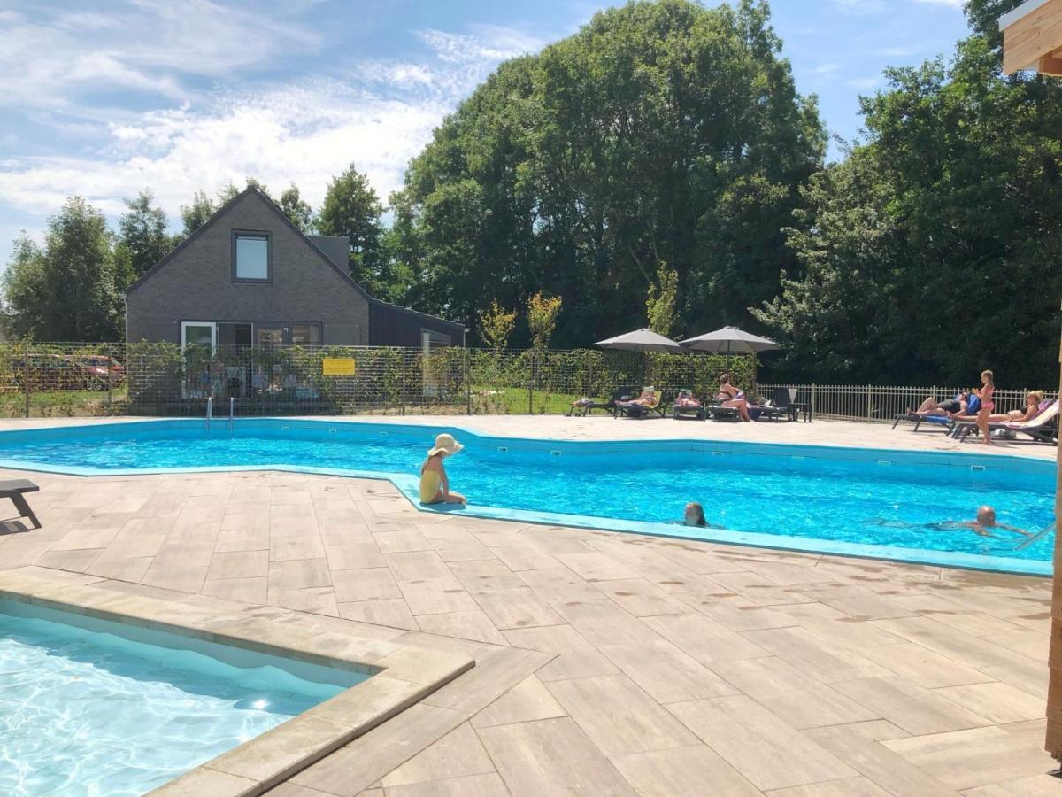 Chalet 556 op Recreatiepark De Wielen Sint Maarten Buitenkant foto