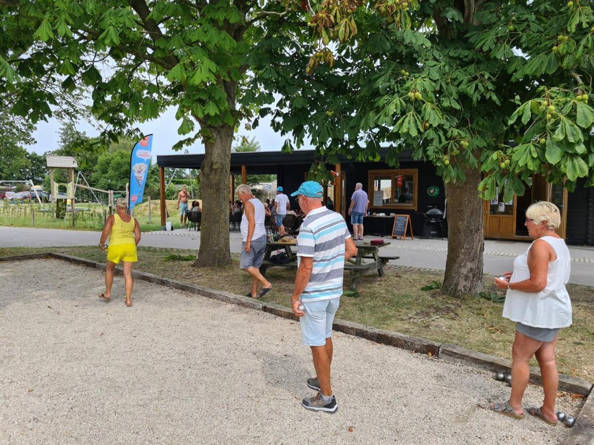 Chalet 556 op Recreatiepark De Wielen Sint Maarten Buitenkant foto